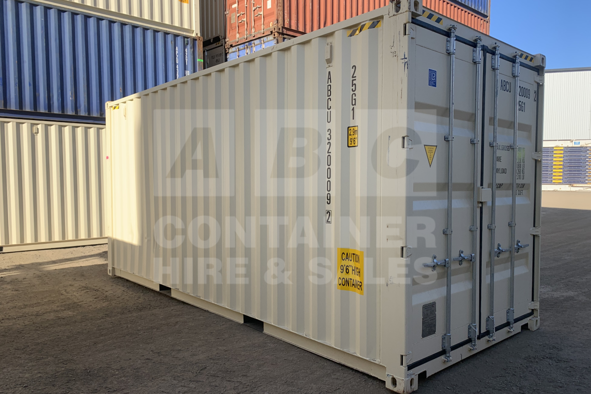 Rank 8 out of 10 new build cream 20 foot furniture removalist box in Townsville.